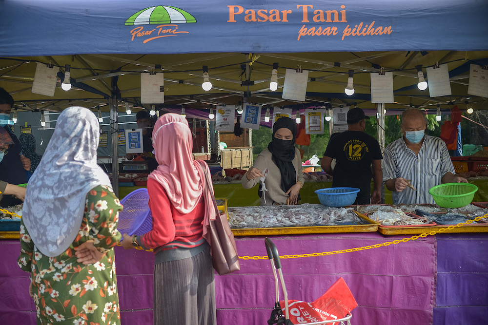 People practising SOPs go marketing at a pasar tani in Shah Alam March 14, 2021. u00e2u20acu201d Picture by Miera Zulyana