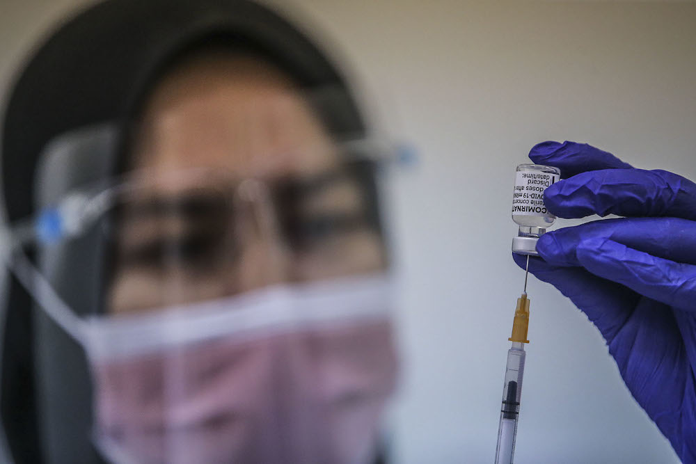 A health worker loads a syringe with a dose of the Pfizer-BioTech Covid-19 vaccine at the UiTM Hospital in Sungai Buloh March 2, 2021. u00e2u20acu2022 Picture by Hari Anggara