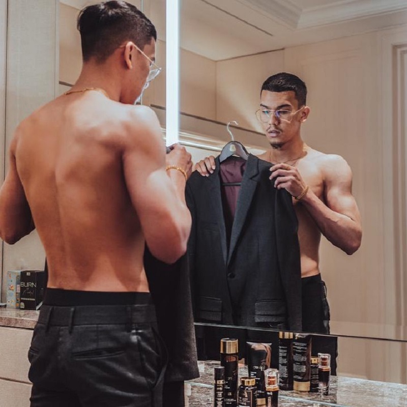 The K-Clique member sent hearts aflutter with a recent shirtless photograph on Instagram.  u00e2u20acu201d  Picture via Instagram/hairiwhuut