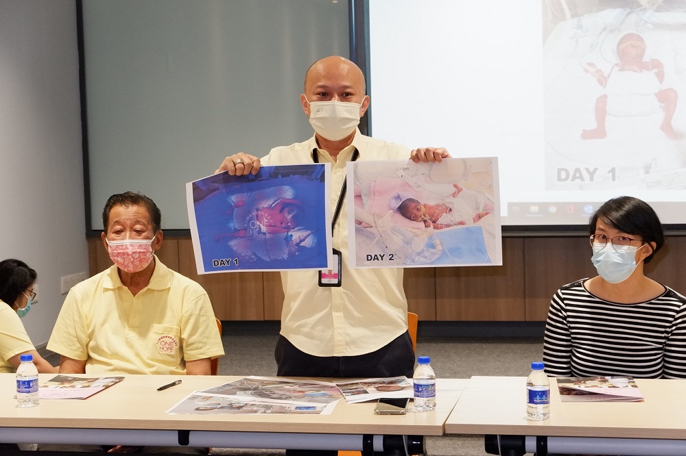 One Hope Charity & Welfare founder and chairman Chua Sui Hau shows the progress of the baby’s condition on Day 1 and 2 after she was prematurely born.  —  Picture courtesy of One Hope Charity & Welfare