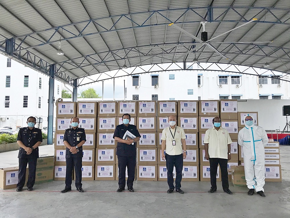 One hope foundation contributes face mask to the frontline police officers. — Picture courtesy of One Hope Charity & Welfare