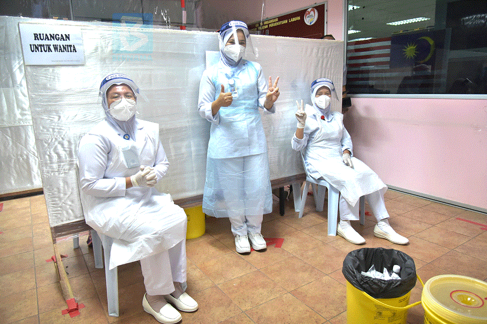 Three nurses ready to administer Covid-19 vaccine in Labuan. u00e2u20acu201d Borneo Post Online