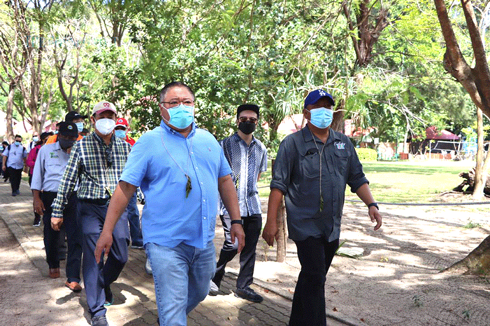Tiong (front left) and Jafry (right) during the visit to Manukan Island. u00e2u20acu201d Borneo Post Online pic