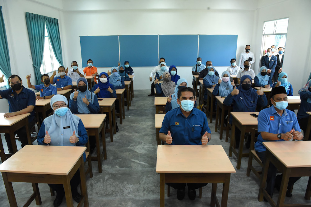 Education Minister Datuk Mohd Radzi Md Jidin is seen with teaching staff of Sekolah Kebangsaan Putrajaya Presint 18 (1) 20 Mac, Putrajaya. u00e2u20acu201d Bernama picnnn