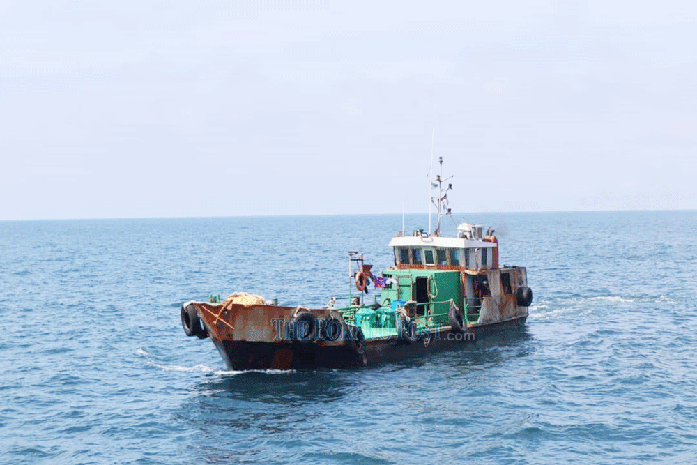 The oil tanker intercepted by the MMEA at about 20 nautical miles northwest of Kuala Sibuti. u00e2u20acu201d Borneo Post Online pic