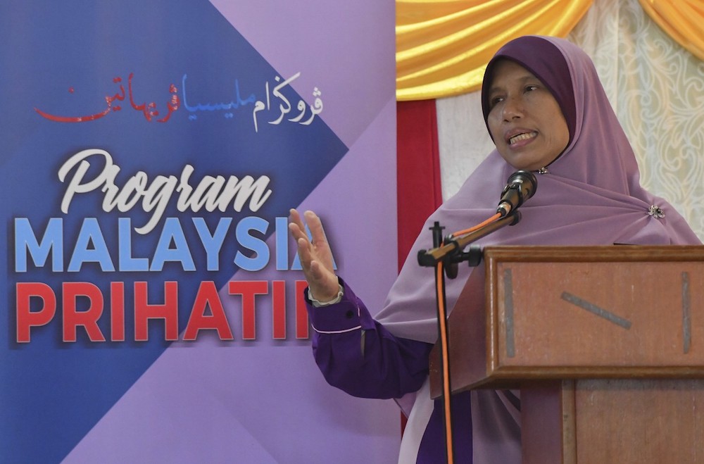 nDeputy Minister Datuk Siti Zailah Mohd Yusoff giving a speech at the Program Malaysia Prihatin at Kompleks Tarbiyah Islamiah Chetok Pasir Mas, March 27, 2021. u00e2u20acu201d Bernama picn