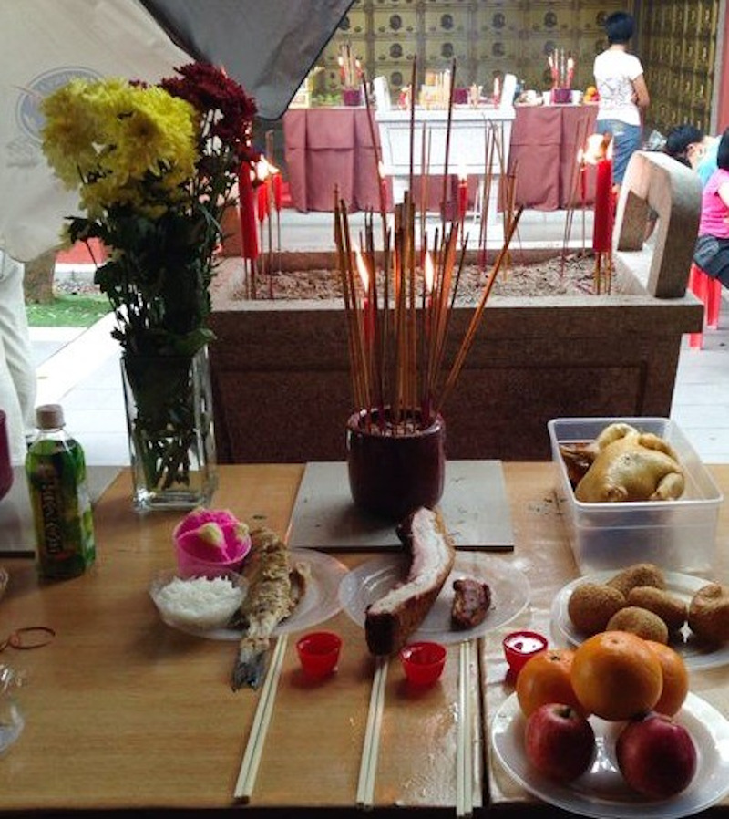 Food that Ongu00e2u20acu2122s family offered for previous Qing Ming celebrations include steamed chicken, oranges and apples. u00e2u20acu201d Picture courtesy of Ong Zhen Yhue