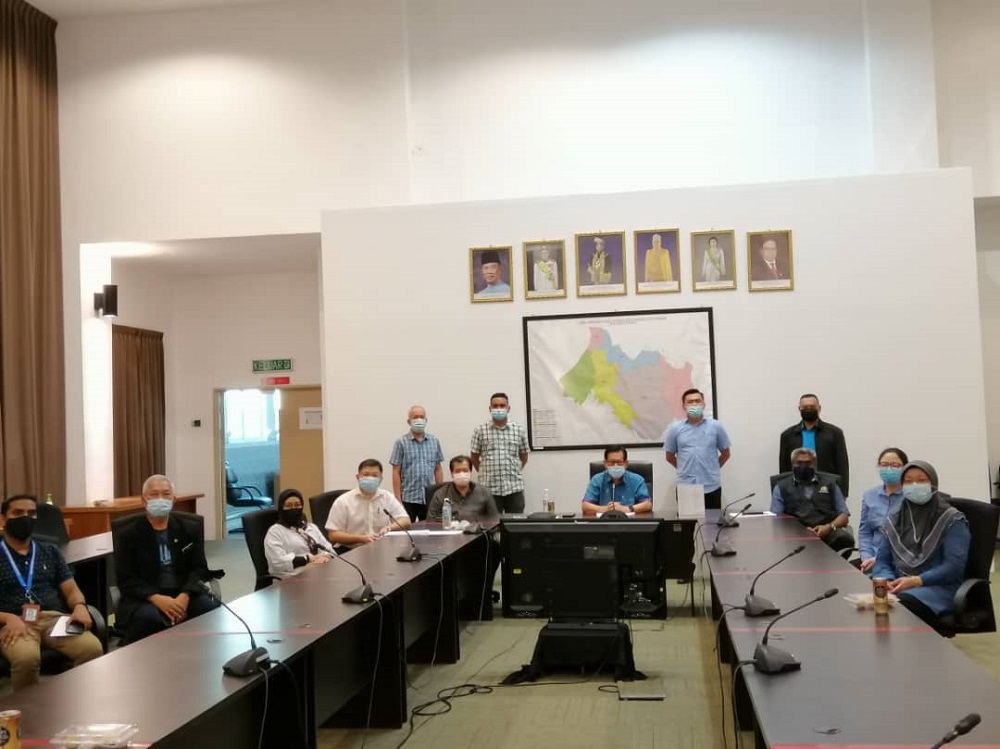 Lee (centre, seated) and representatives from various agencies in a photo call. u00e2u20acu201d Borneo Post Online pic