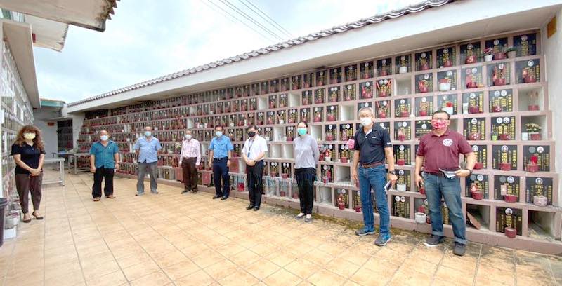 Lee (fifth right) flanked by Chin (fourth left) and Dr Wong with medical staff and the association members at the columbarium in Riam cemetery. u00e2u20acu201d Borneo Post Online pic