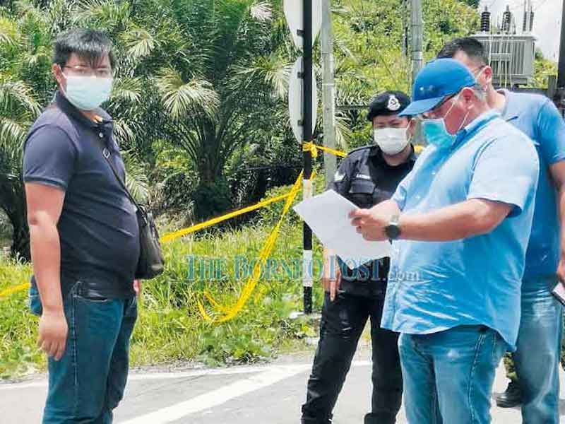 Tiong (right) visiting a checkpoint in Bintulu in this file photo. u00e2u20acu201d Borneo Post Online pic