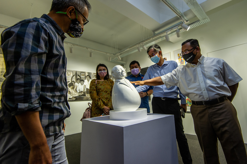 Selangor Mentri Besar, Datuk Seri Amirudin Shari looks at a scupture of Lim Kit Siang at the art exhibition celebrating Kit Siang’s life in Bukit Jalil March 30, 2021. — Picture by Shafwan Zaidon