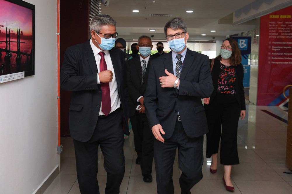 US Ambassador to Malaysia Brian D. McFeeters was greeted by Bernama Chief Executive Officer Datuk Mokhtar Hussain (left) during a visit to Wisma Bernama in Kuala Lumpur, March 23, 2021. u00e2u20acu201d Bernama pic 