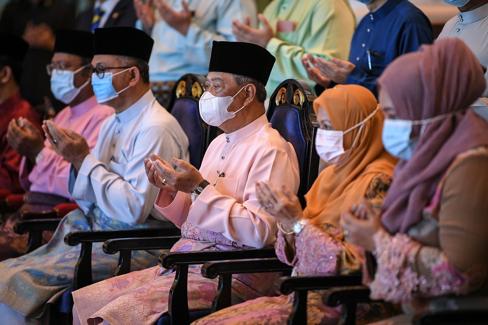 Tan Sri Muhyiddin Yassin (centre) on his one-day visit to Perlis, at the State Legislative Assembly Complex in Kangar March 5, 2021. u00e2u20acu201d Bernama pic