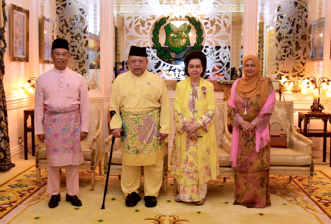 Raja of Perlis Tuanku Syed Sirajuddin Putra Jamalullail and Raja Perempuan of Perlis Tuanku Tengku Fauziah Tengku Abdul Rashid with Prime Minister Tan Sri Muhyiddin Yassin and his wife Puan Sri Noorainee Abdul Rahman. u00e2u20acu201d Bernama pic