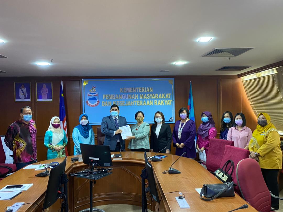 Shahelmey (fourth, left) receiving a memento from Anne during the courtesy visit. u00e2u20acu2022 Borneo Post pic