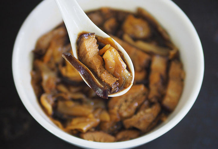 The 'kuey chap' has flat, broad rice noodles you can enjoy with the pork belly and pig's ears.