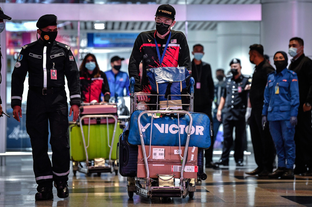All England Open Badminton menu00e2u20acu2122s singles champion Lee Zii Jia at Kuala Lumpur International Airport, March 23, 2021. u00e2u20acu201d Bernama pic