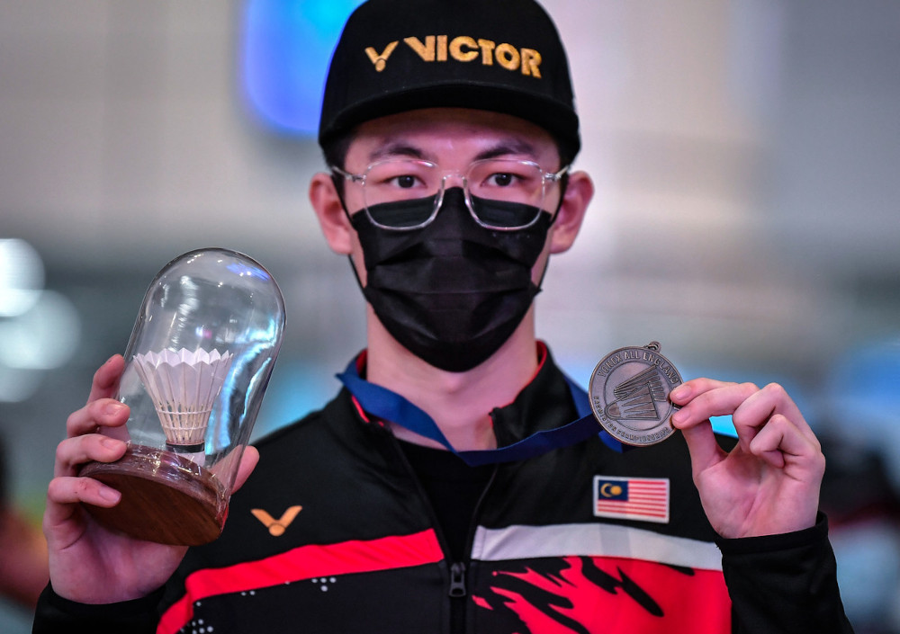 All England menu00e2u20acu2122s singles champ Lee Zii Jia with his medal soon after arriving at the Kuala Lumpur International Airport, March 23, 2021. u00e2u20acu201d Bernama pic