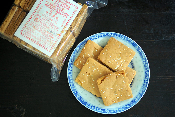 You can also buy coconut biscuits from Sungai Lembing.