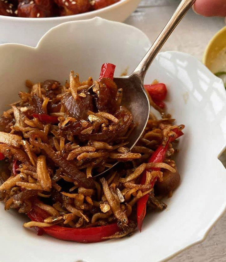 Zaleha Olpin cooked up the Queen's recipe for 'ikan bilis kicap Che Minah sayang' which she labelled as an absolute crowd pleaser. – Picture courtesy from MOMC's Facebook