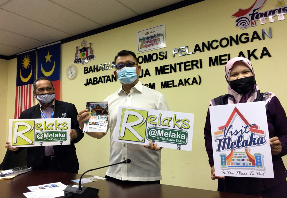 State Tourism, Heritage and Culture Committee chairman Datuk Muhammad Jailani Khamis (centre) shows the tourism promotion campaign at the Melaka State Tourism Programme press conference, in Ayer Keroh, March 29, 2021. u00e2u20acu201d Bernama pic 
