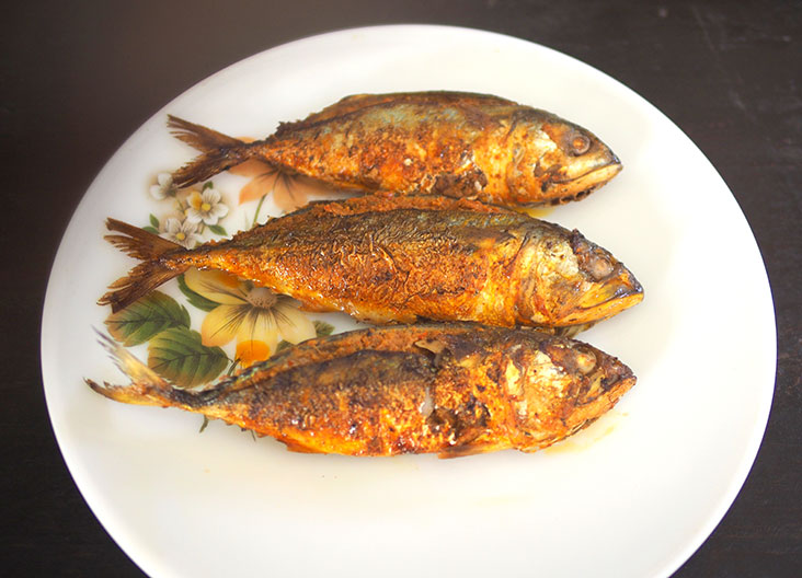 You can also order 'sambal' stuffed 'ikan kembung' to enjoy with the 'nasi lemak'