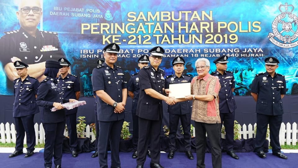 Penghulu (in batik shirt) receiving an appreciation certificate from former Subang Jaya OCPD for his efforts in community policing. u00e2u20acu201d Picture courtesy of Teoh Teik Hoongnn