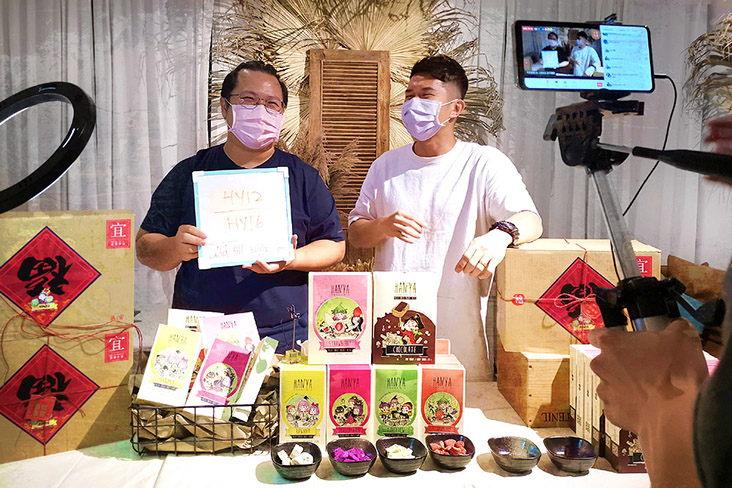 Lim with one of the Pingmin Grocer vendors, Hanya’s Suanlebah.