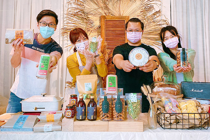 Sharing a variety of food products during a 'showcast' on Pingmin Grocer’s Facebook Live.