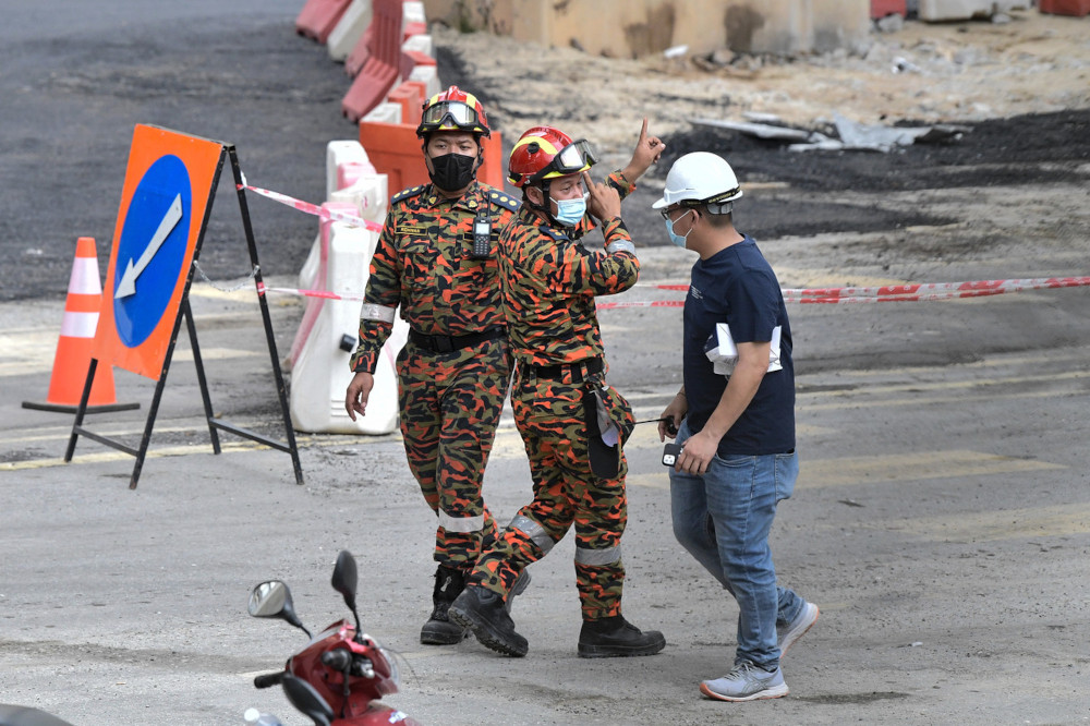 Kuala Lumpur Fire and Rescue Department director Nordin Pauzi said firefighters were waiting for the contractor to stablise the building structure, which is expected to take seven to nine hours. u00e2u20acu201d Bernama pic