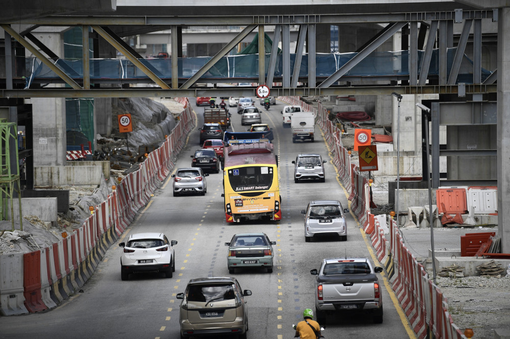 Vehicle height warning signs are displayed on the construction structure of the Sungai Besi-Ulu Kelang Expressway (SUKE) near the Central Ring Road 2 (MRR2) at the construction area in Kuala Lumpur,  March 4, 2021. u00e2u20acu201d Bernama pic 