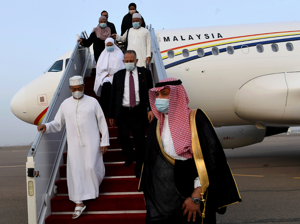Prince Saud bin Khalid Al-Faisal welcomes Prime Minister Tan Sri Muhyiddin Yassin and his wife Puan Sri Noorainee Abdul Rahman after their arrival at Prince Mohammad bin Abdulaziz International Airport March 7, 2021. u00e2u20acu201d Bernama pic