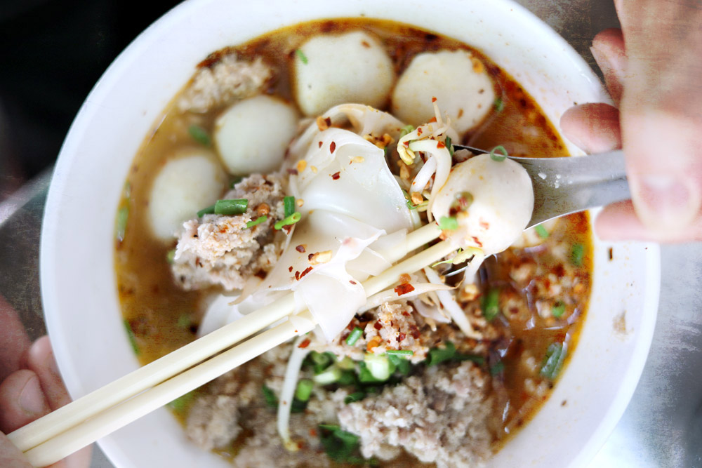 Some spicy noodle soup for lunch to clear the sinuses and any worries.