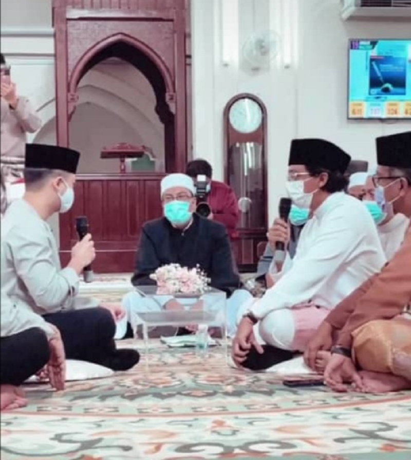 Photos on Neelofa's Instagram of the simple ceremony. ― Screeshot via Instagram/Neelofa