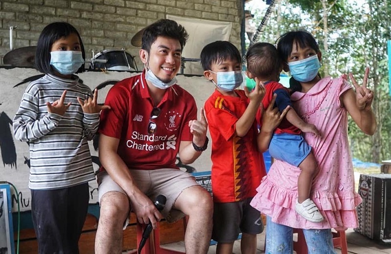 Rich (second left) pictured with children from Kg Bomboi where they helped provide an internet hut for residents. u00e2u20acu201d Picture courtesy of Estranged