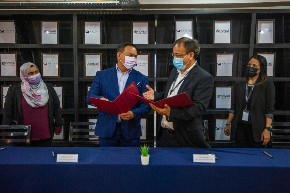 Kaizen Institute of Malaysia CEO Datuk Shahril Goh Fadhil (left) and Genovasi Malaysia CEO Sabli Sibil sign the MOU at Genovasi University College in Petaling Jaya, March 25, 2021. u00e2u20acu201d Picture by Shafwan Zaidon