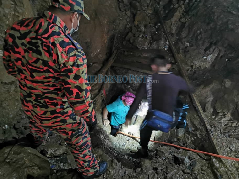 Bomba personnel and villagers gaining entry into the cave this morning. u00e2u20acu201d Picture by Roystein Emmor via Borneo Post Onlinenn