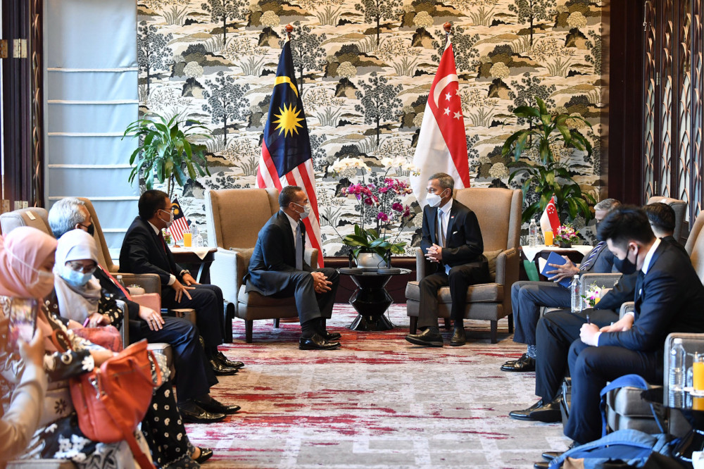 Dr Vivian Balakrishnan and Datuk Seri Hishammuddin Hussein met in Putrajaya today to discuss issues of common interest to the two countries, as well as regional and international issues. u00e2u20acu201d Bernama pic 
