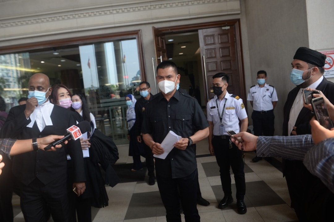 Datuk Seri Jamal Yunos read out an apology to DAP lawmaker Yeo Bee Yin in public at the Kuala Lumpur High Court earlier today. u00e2u20acu201d Picture via Facebook
