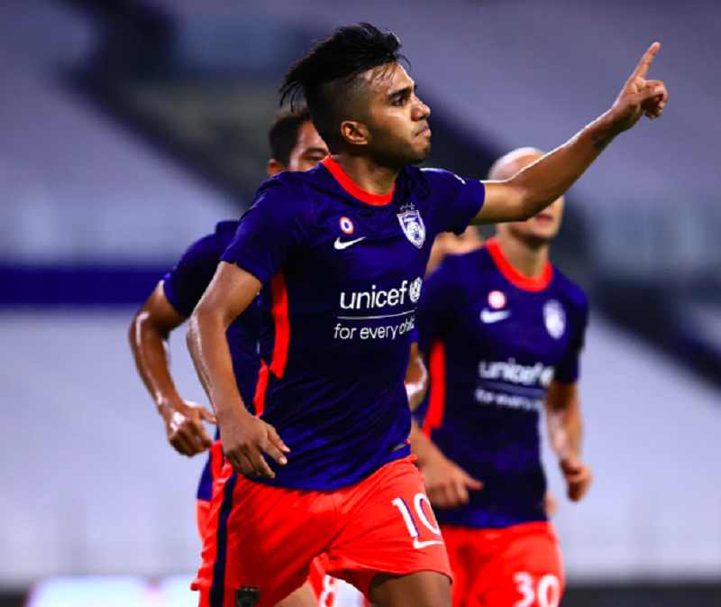 Pemain Johor Darul Tau00e2u20acu2122zim (JDT) Leandro Velazquez mencetak nama sebagai penjaring selepas berjaya menyempurnakan sepakan penalti ketika menentang Penang FC pada semalam. u00e2u20acu2022 Foto ihsan Facebook/Johor Southern Tigers