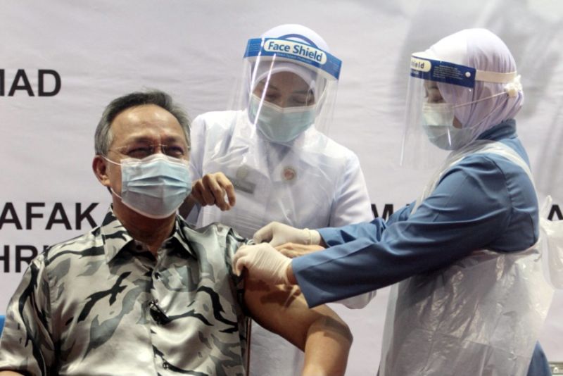 Johor Mentri Besar Datuk Hasni Mohammad receives his first dose of the Pfizer-BioNTech Covid-19 vaccine at the Johor Muafakat Hall in Taman Adda, Johor Baru. u00e2u20acu201d Picture by Ben Tan
