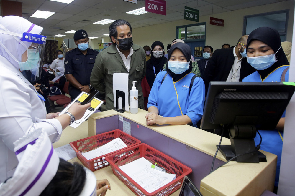 Khairy Jamaluddin visits the vaccine administration centre at Rembau Health Clinic in Negri Sembilan, March 10, 2021. u00e2u20acu201d Bernama pic 