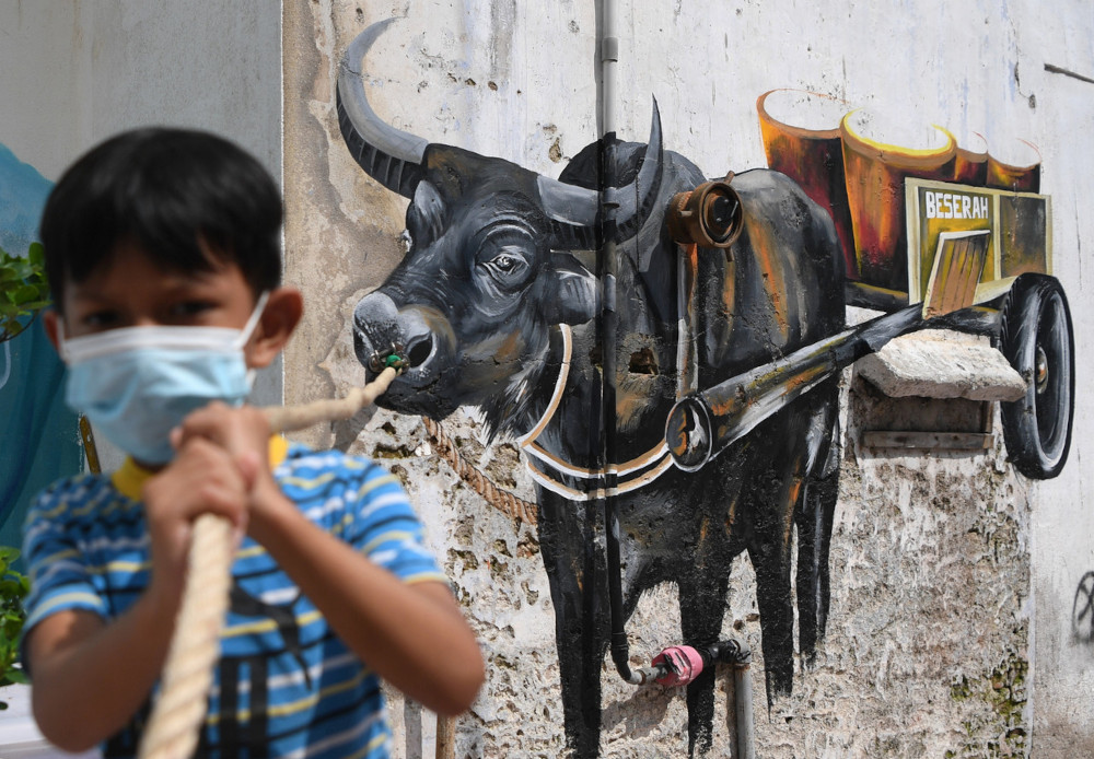 The surroundings have been given a new lease of life by 13 Pahang-born individuals, with ‘Projek 06’ (the number being Pahang birthplace code), working hard daily since last December to complete the Kuantan Art Street project to attract more tourists to the area. — Bernama pic 