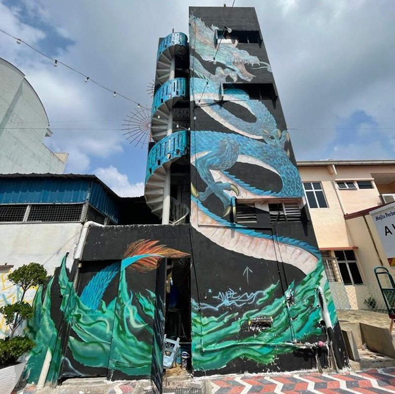 Mural of a greenish-blue dragon that spans a three storey building gives the effect as if the dragon is alive. — Picture by MPK