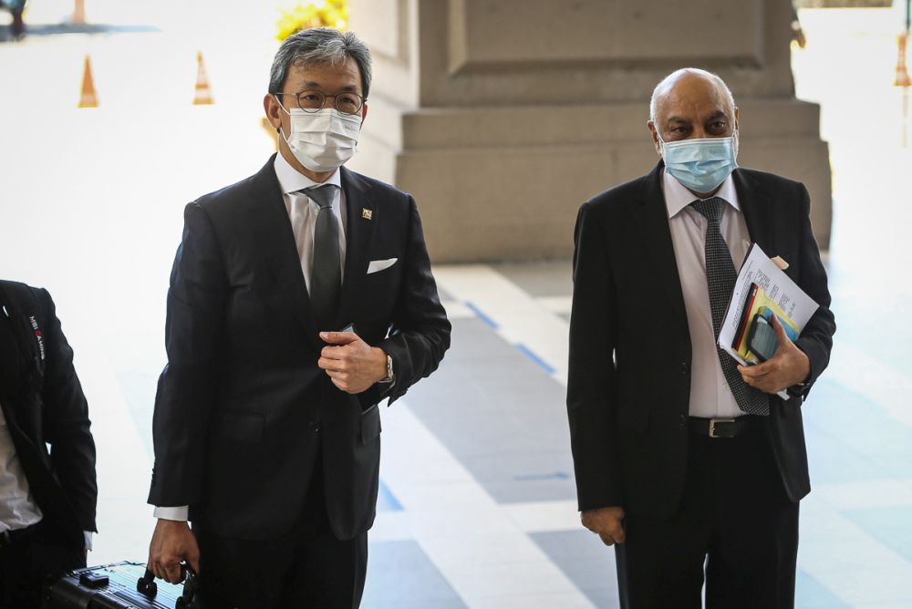 Lawyers Christoper Leong (left) and Datuk Gurdial Singh Nijar arrive at the Kuala Lumpur High Court March 11, 2021. u00e2u20acu201d Picture by Yusof Mat Isa