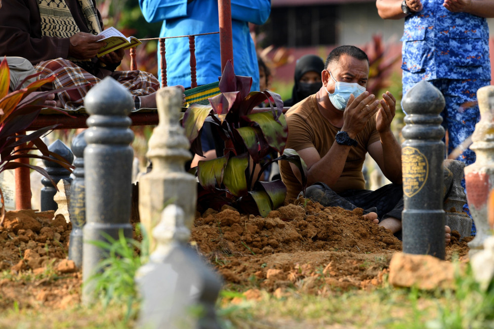 Liver donor Wan Mohd Hafizam Wan Ismail was seen escorting Mohd Afiq Ikmal Muhammad Zainiu00e2u20acu2122s remains from the hospital and assisted in the burial process in Tikam Batu, Kedah, March 2, 2021. u00e2u20acu201d Bernama picn