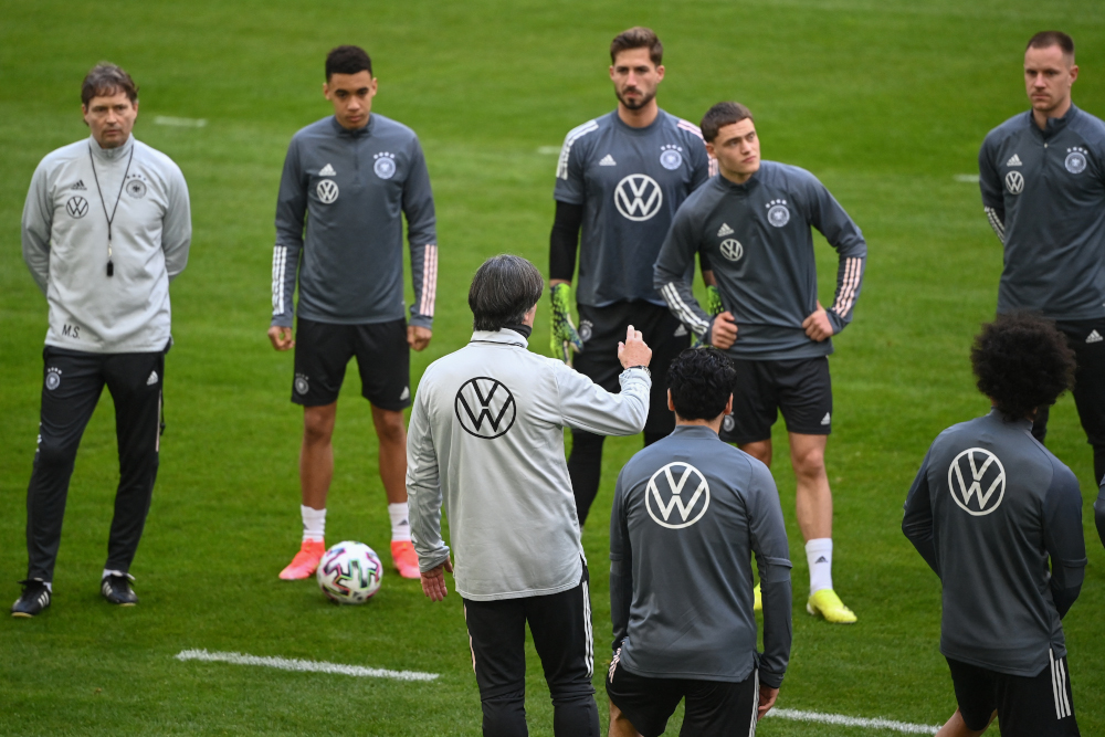 Germanyu00e2u20acu2122s Coach Joachim Loew (C) oversees a training sesion of his players at the Merkur Spiel Arena in Duesseldorf March 23, 2021 ahead of the Fifa World Cup Qatar 2022 qualification football match Germany v Iceland. u00e2u20acu201d AFP picnn