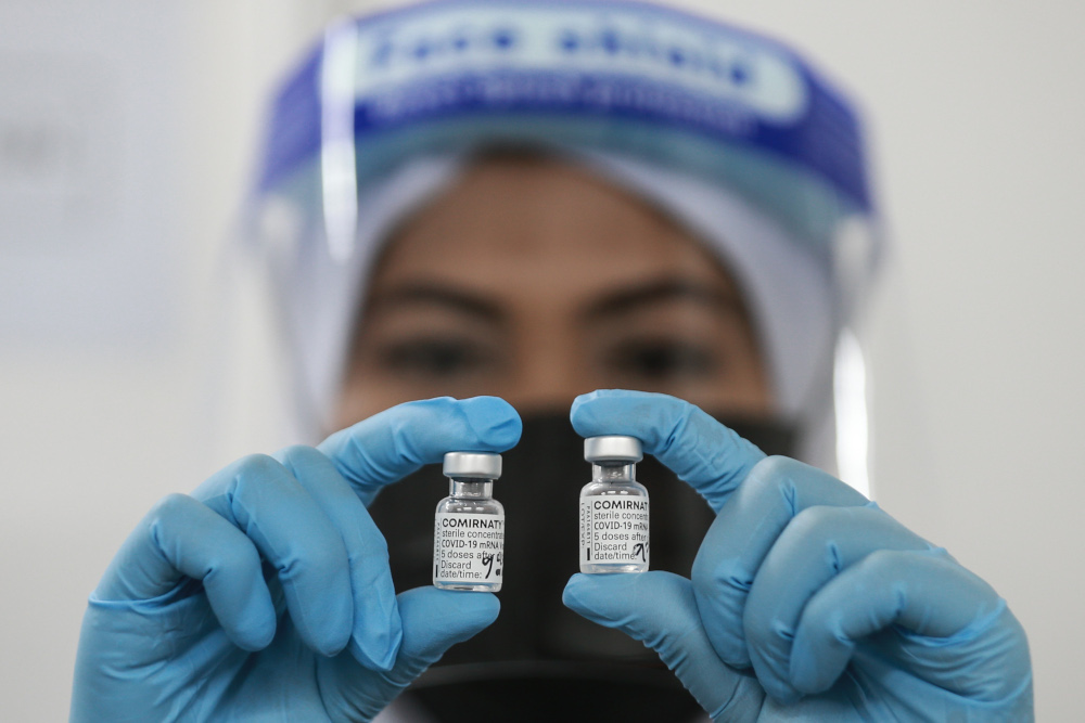 Covid 19 vaccine immunisation programme for frontliners of low risk quarantine and treatment staff at  Malaysia Agro Exposition Park Serdang (MAEPS) March 5, 2021. u00e2u20acu201d Picture by Ahmad Zamzahuri