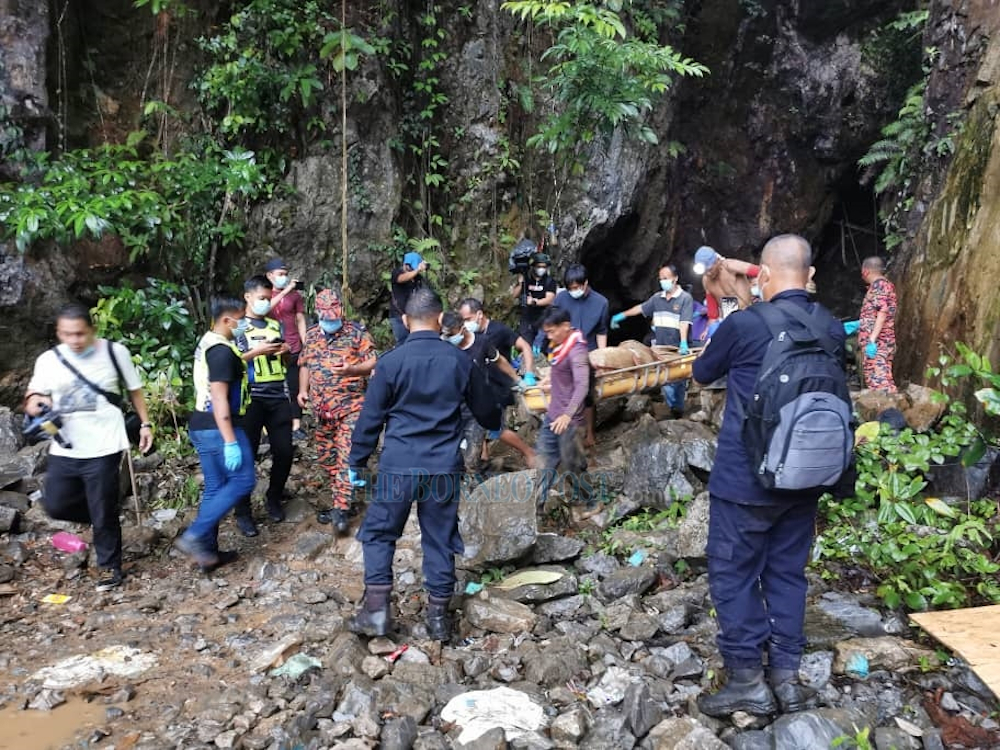 Martin Mat Tapau00e2u20acu2122s remains being stretchered out of the cave at Gunung Tabai. u00e2u20acu201d Borneo Post pic