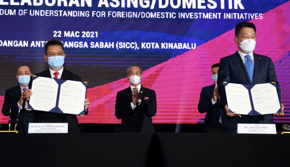 Prime Minister Tan Sri Muhyiddin Yassin (centre) officiates the launch of the Lok Kawi Resort City development at the Sabah International Convention Centre March 22, 2021. u00e2u20acu201d Bernama pic